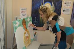 Людмила Попелыш рисует Ангела.